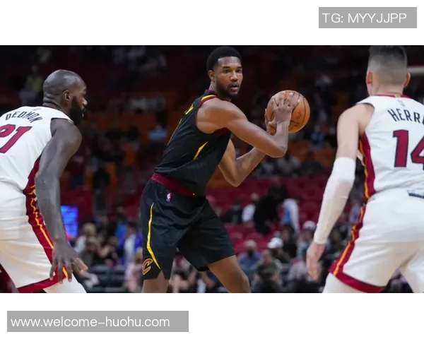 替补奇兵罗林斯上半场表现抢眼贡献11分5板2助攻正负值高达17 替补奇兵罗林斯上半场表现抢眼贡献11分5板2助攻正负值高达17